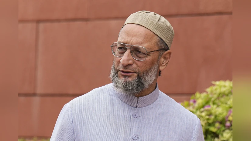 AIMIM मान्यता रद्द केस में सुप्रीम कोर्ट का फैसला सुनते असदुद्दीन ओवैसी की तस्वीर