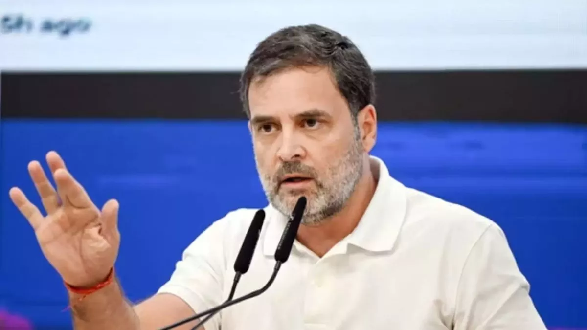 राहुल गांधी गुजरात कैंप में चुनाव आयोग पर बोलते हुए