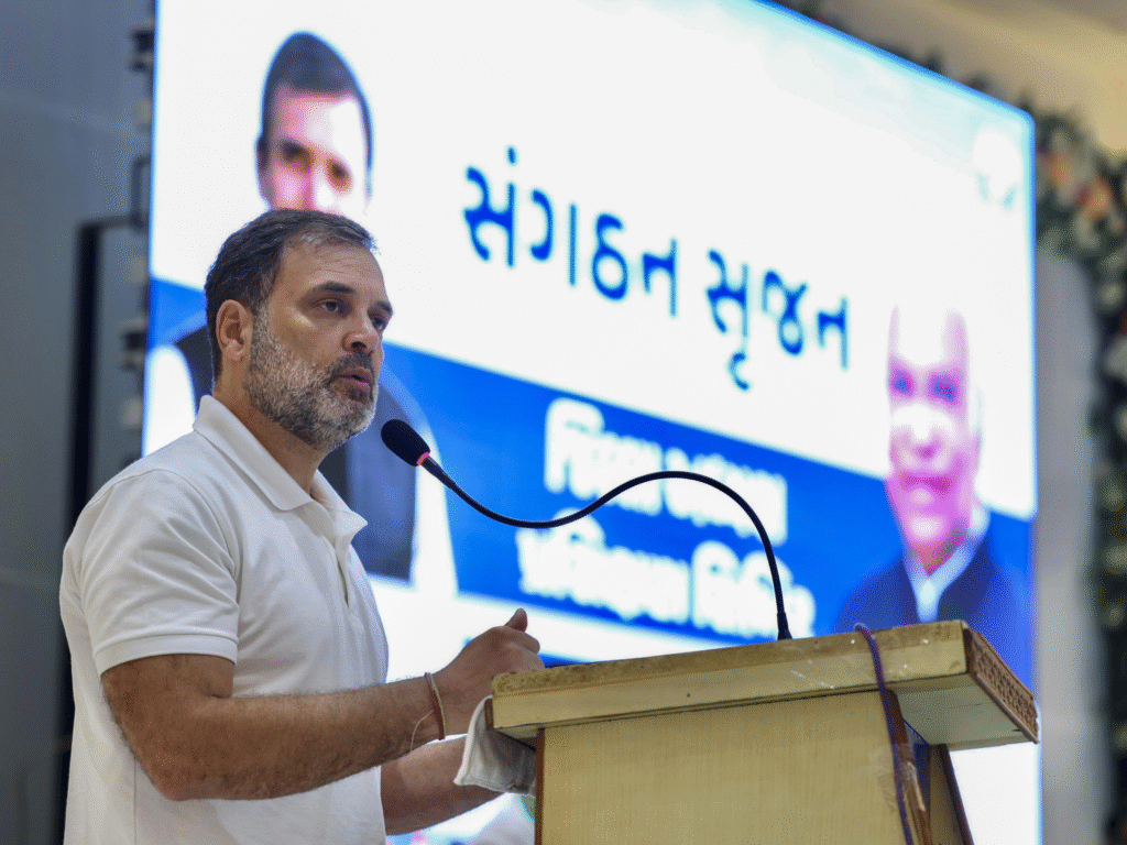 राहुल गांधी गुजरात कैंप में चुनाव आयोग पर बोलते हुए
