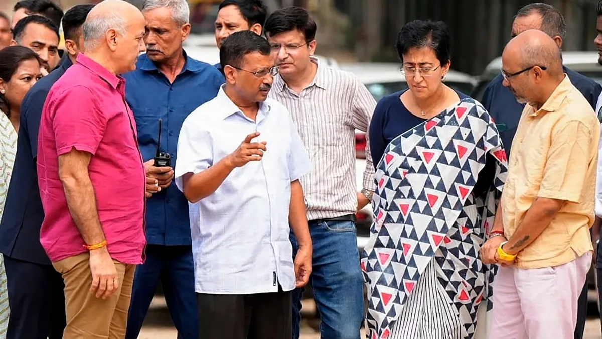 दिल्ली हार के बाद रणनीति बनाते अरविंद केजरीवाल और AAP नेता