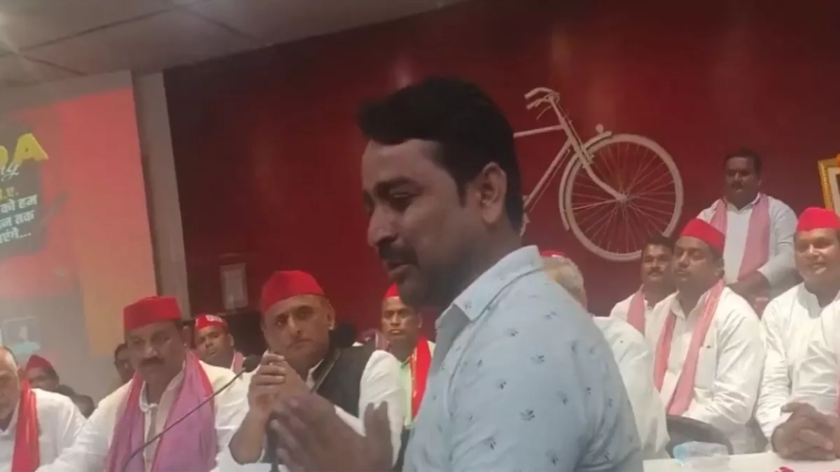 Akhilesh Yadav के सामने युवक की फरियाद | Kanpur Police विवाद