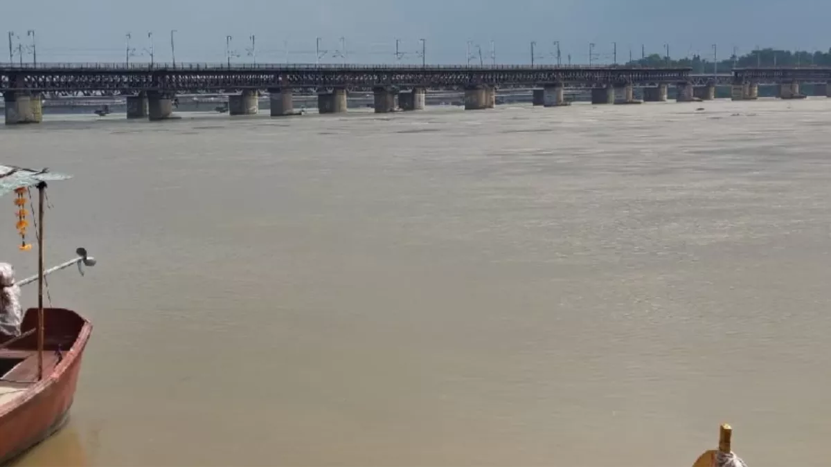 Flood UP: गंगा और यमुना के उफान से गांवों में बाढ़, लोग कर रहे पलायन