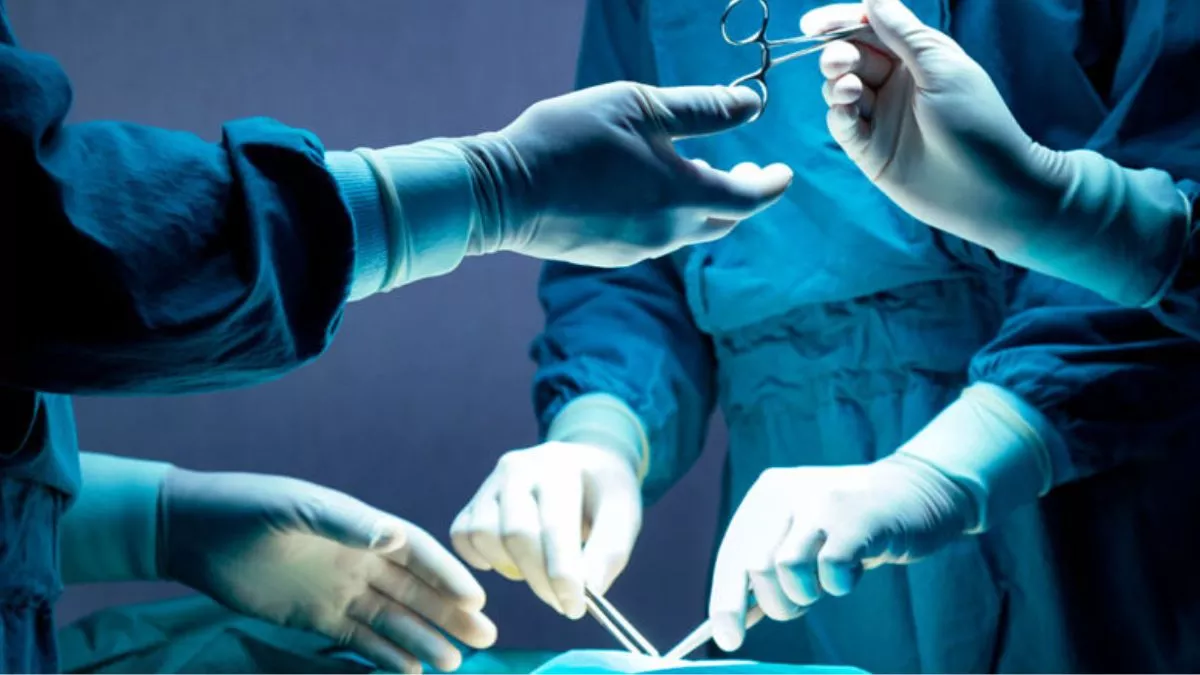 ऑपरेशन बीच में छोड़ विवादित कृत्य में पकड़ा गया डॉक्टर, जानें वजह