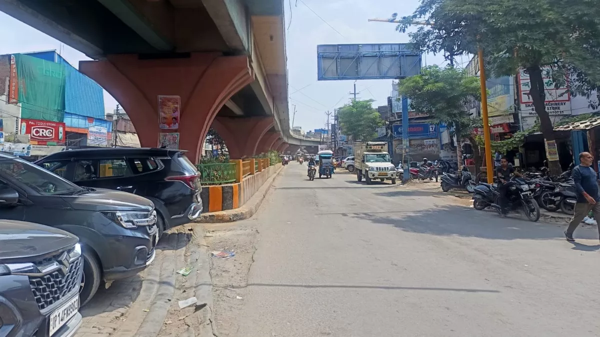 Ghaziabad: फ्लाईओवर से गिरे 4 स्टंट करते बाइक सवार किशोर |